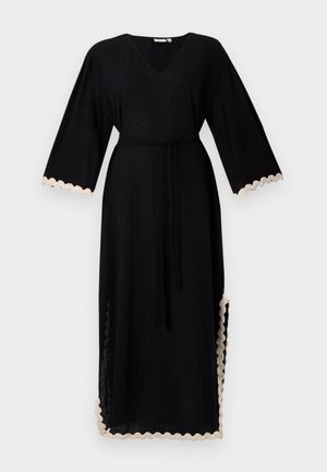 Mustmust V-kaelusega must kleit laia varruka ja vöö köiega, millel on koorevärvi laineline ääris varrukatel ja hemil. Kerge kangas.