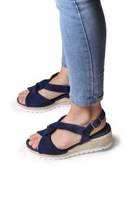 Sandali wedge blu navy con fasce incrociate in tessuto, suola in stile espadrilles e cinturino alla caviglia regolabile. Suola in gomma testurizzata bianca.