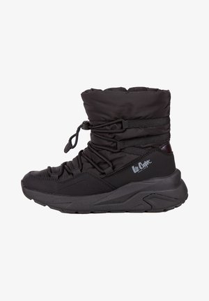 Zwarte enkelsneakers met een gepolsterde bovenkant, elastisch trekkoord, rubberen zool en getextureerde accenten. Bevat merknaam aan de zijkant.