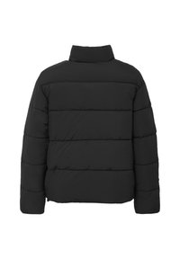 Giacca a vento nera con collo alto, design trapuntato e cuciture orizzontali. Caratterizzata da un taglio dritto e senza hardware visibile.