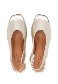 Metallic guld slingback sko med åben tå og firkantet design, der har en glat læderoverdel og en tan sål.