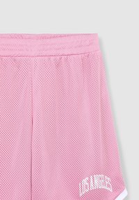 Różowe siatkowe szorty sportowe z elastycznym pasem i białym napisem "LOS ANGELES" na dole. Charakteryzują się oddychającym perforowanym wzorem.