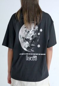 Levi's® SHORT STACK - Majica kratkih rukava s printom - caviar