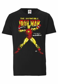 Schwarzes Baumwoll-T-Shirt mit einem bunten Iron-Man-Graphic in Rot, Gelb und Weiß. Das Design umfasst Text und Comic-artige Illustrationen.