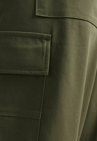 Bershka Tygbyxor - khaki