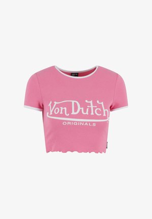 Różowa krótka koszulka z żeberkowanej tkaniny z białym falbanym dołem. Posiada logo "Von Dutch" w białym nadruku na piersi. Krótkie rękawy.