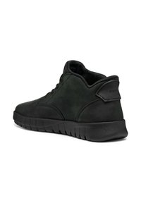 Chaussure haute en suède noir avec une surface texturée, semelle en caoutchouc et col rembourré. Présente un accent logo près du talon.