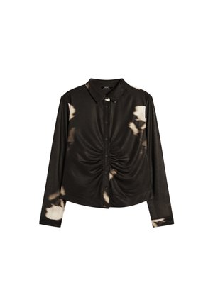 Czarna koszula z długim rękawem, zapinana na guziki, z marszczonym przodem i beżowymi plamami tie-dye na rękawach i korpusie.