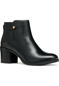 Bottine en cuir noire avec un bout arrondi, un talon bloc de hauteur intermédiaire et un bouton doré en accent sur la sangle près de la cheville. Texture lisse.