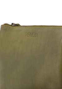 Olivgrünes Lederetui mit einem Reißverschluss an der Oberseite und "VENEZIA" präge near dem Reißverschluss.
