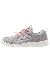 Scarpa da ginnastica leggera grigia con pannelli in rete, lacci arancioni e suola in gomma bianca. Presenta un design testurizzato e un collare imbottito.