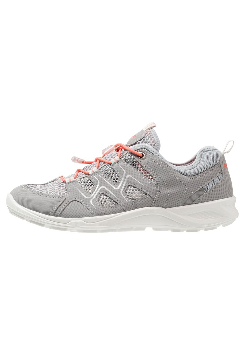 Scarpa da ginnastica leggera grigia con pannelli in rete, lacci arancioni e suola in gomma bianca. Presenta un design testurizzato e un collare imbottito.