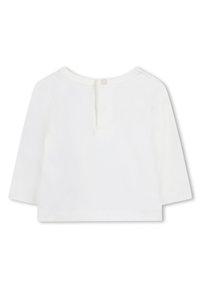 Witte lange mouwen top met een ronde halslijn, een sluiting met knopen op de rug en een licht gestructureerde stof. Eenvoudig ontwerp zonder patronen of accenten.