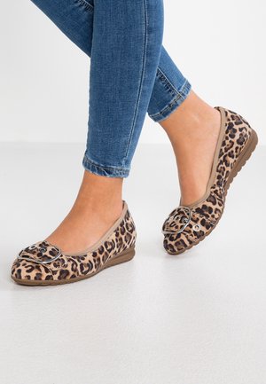 Leopard-patterned ballet flats made of soft fabric, featuring a round toe and a decorative buckle with metal accents on the front.