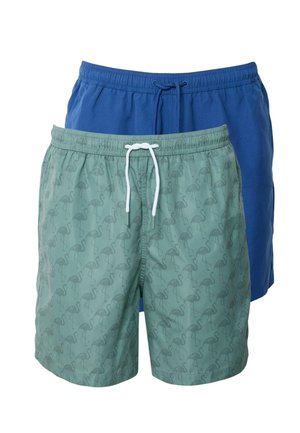 To sæt svømmebukser: ét i ensfarvet blå og ét grønt med flamingo-mønster, begge med elastisk talje og snørelukninger.