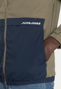 Jack & Jones BARTON LIGHT STAND COLLAR JACKET - Casaco de verão - dusty olive