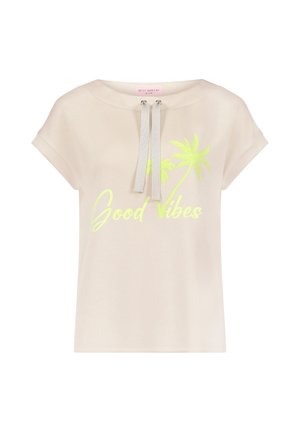 Beige T-shirt med korte ærmer, snørejusteret halsudskæring, neon-gult palmetræsgrafik og teksten "Good Vibes" på forsiden.