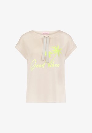Beige T-shirt med korte ærmer, snørejusteret halsudskæring, neon-gult palmetræsgrafik og teksten "Good Vibes" på forsiden.