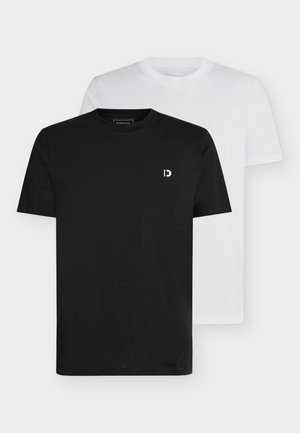 Due t-shirt girocollo semplici, una nera davanti con un piccolo logo bianco sul petto e una bianca dietro.