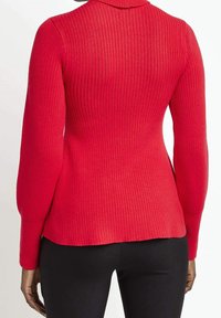 Červený strukturovaný svetr s přiléhavým střihem, dlouhými rukávy a malým límečkem. Materiál má jemný lesk a hladkou texturu.