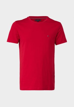 Rød bomulds t-shirt med korte ærmer, rund halsudskæring og et lille logo på venstre bryst. Glat tekstur og normal pasform.