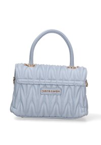 Lichtblauw gestepte handtas met een bovenhandvat, voorzien van goudkleurige hardware en een logoplaat. Het patroon bestaat uit ruitvormige stiksels.