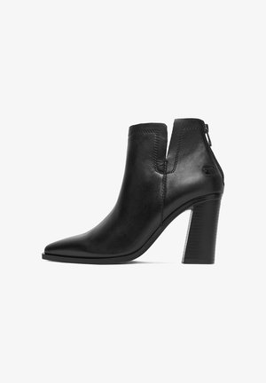 Czarny skórzany botek za kostkę na klockowym obcasie, z zaostrzonym noskiem, bocznym wycięciem i tylnym zamkiem błyskawicznym na białym tle.