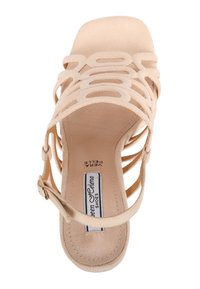 Sandal beige aperto con tomaia testurizzata, design a fascia con ritagli e cinturino alla caviglia regolabile. Suola piatta con dettaglio del marchio sulla soletta.