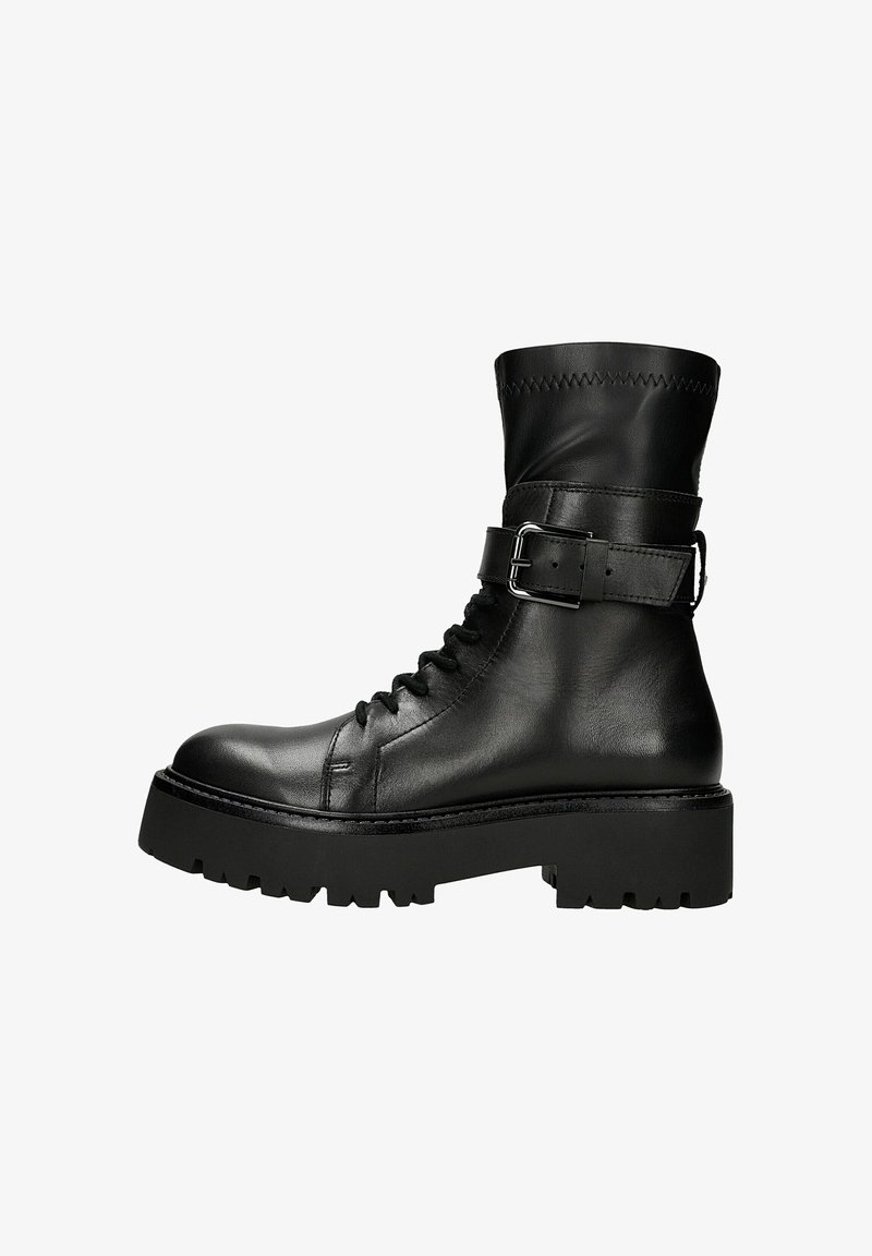 Czarny skórzany botek za kostkę z sznurowaniem z przodu, akcentem z klamrą, zaokrąglonym noskiem i wytrzymałą podeszwą; posiada mankiet na górze z przeszyciami w zygzak.