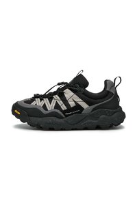 Scarpa da trekking nera e grigia con suola in gomma testurizzata, tomaia in mesh, lacci elastici e visibile marchio Vibram sul lato.