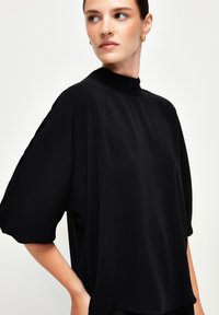 adL RUFFLED COLLOR GÜMPED - Camicetta - black