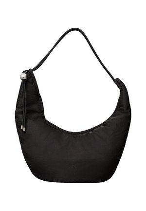 Juoda pusmėnulio formos pečių rankinė su reguliuojamu dirželio lynu ir mažuoju įspaustu CK logotipu apačioje centre.