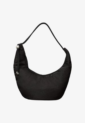 Μαύρη τσάντα ώμου σε σχήμα ημισελήνου με ρυθμιζόμενο λουράκι κορδόνι και μικρό ανάγλυφο λογότυπο CK στο κάτω κέντρο.