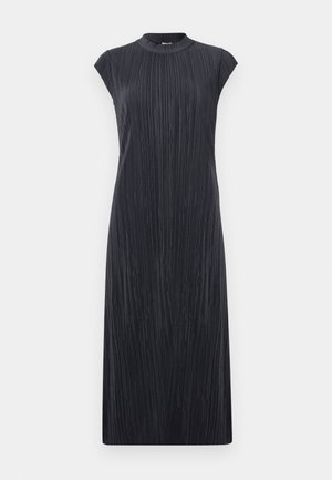 Knee-length, brezrokavni plašč v temno modri barvi, z navpičnimi naborki, visokim ovratnikom in gladkim, rahlo teksturiranim materialom.