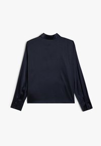 Camisa de seda azul marino de manga larga con cuello plano, corte recto, puños abotonados y textura suave, que presenta un diseño minimalista.