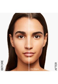 Vergelijking voor en na van een gezicht. De linkerkant toont natuurlijke huid; de rechterkant is verbeterd met een gladde, egale teint met het label "350 Maple."