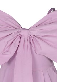 Liliowa sukienka z dużą, strukturalną kokardą z tyłu, marszczonym materiałem, gładką teksturą i cienkimi ramiączkami.