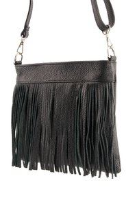 Černá kožená crossbody taška s třásněmi na spodní části. Má texturovaný povrch a kovové detaily pro nastavitelný popruh.