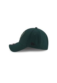 Gorra verde con visera curvada, que presenta un logo prominente en blanco en la parte frontal. Hecha de tela, tiene agujeros de ventilación y un logo bordado.