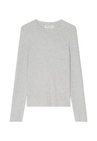 Top de manga larga gris acanalado con cuello redondo, que presenta una textura sutil. La etiqueta en el interior dice "Marc O'Polo".