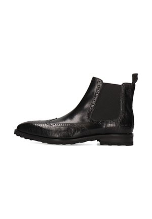 Botas de tobillo de cuero negro con acabado texturizado, paneles laterales elásticos, punta afilada, acentos perforados y suela de goma plana.