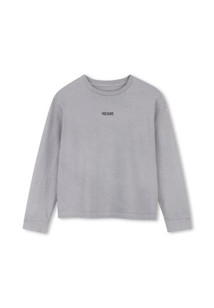 T-shirt gris clair à manches longues avec col rond et "VOLTAIRE" imprimé en petites lettres noires, centré sur la poitrine.