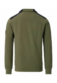 Oliwkowa polo z długim rękawem, wykonana z fakturowanej tkaniny, z prążkowanymi mankietami i kołnierzykiem. Posiada czarne akcenty na ramionach oraz naszywkę z logo na rękawie.