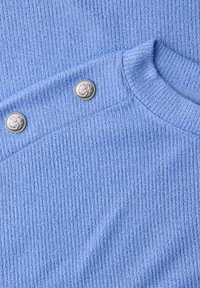 Pull en maille côtelée bleu clair avec encolure ronde et deux boutons décoratifs en argent sur la couture de l'épaule.