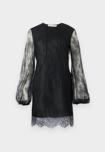 Rochie neagră din dantelă, cu mâneci lungi din material transparent și un tiv cu margini ondulate. Corpul rochiei este solid negru, cu detalii de dantelă complexe.