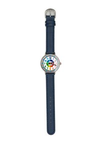 Montre avec un boîtier rond en argent, cadran coloré présentant des chiffres en bleu, vert et orange. Bracelet en cuir bleu foncé avec cinq trous de réglage.
