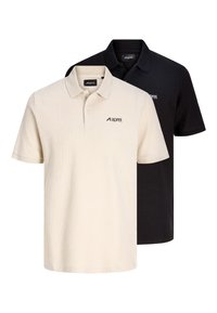 Zwei Poloshirts: eines in Creme mit strukturiertem Stoff und schwarzem Logo, das andere in Schwarz mit passendem Logo. Sie verfügen über einen klassischen Kragen und kurze Ärmel.