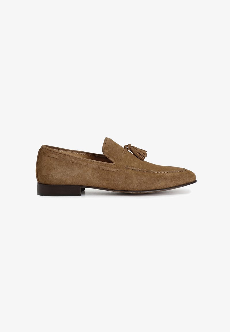 Mocasín de hombre de ante marrón con detalle de borla y tacón bajo negro, mostrado de lado sobre fondo blanco.