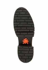 Suela de zapato negra con un patrón de huella rectangular y un logo en forma de asterisco naranja cerca del talón sobre un fondo blanco.