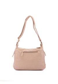 Borsa a tracolla in pelle beige con una sola tracolla, forma rettangolare, tasca frontale con zip e superficie texturizzata. Accenti in metallo dorato.